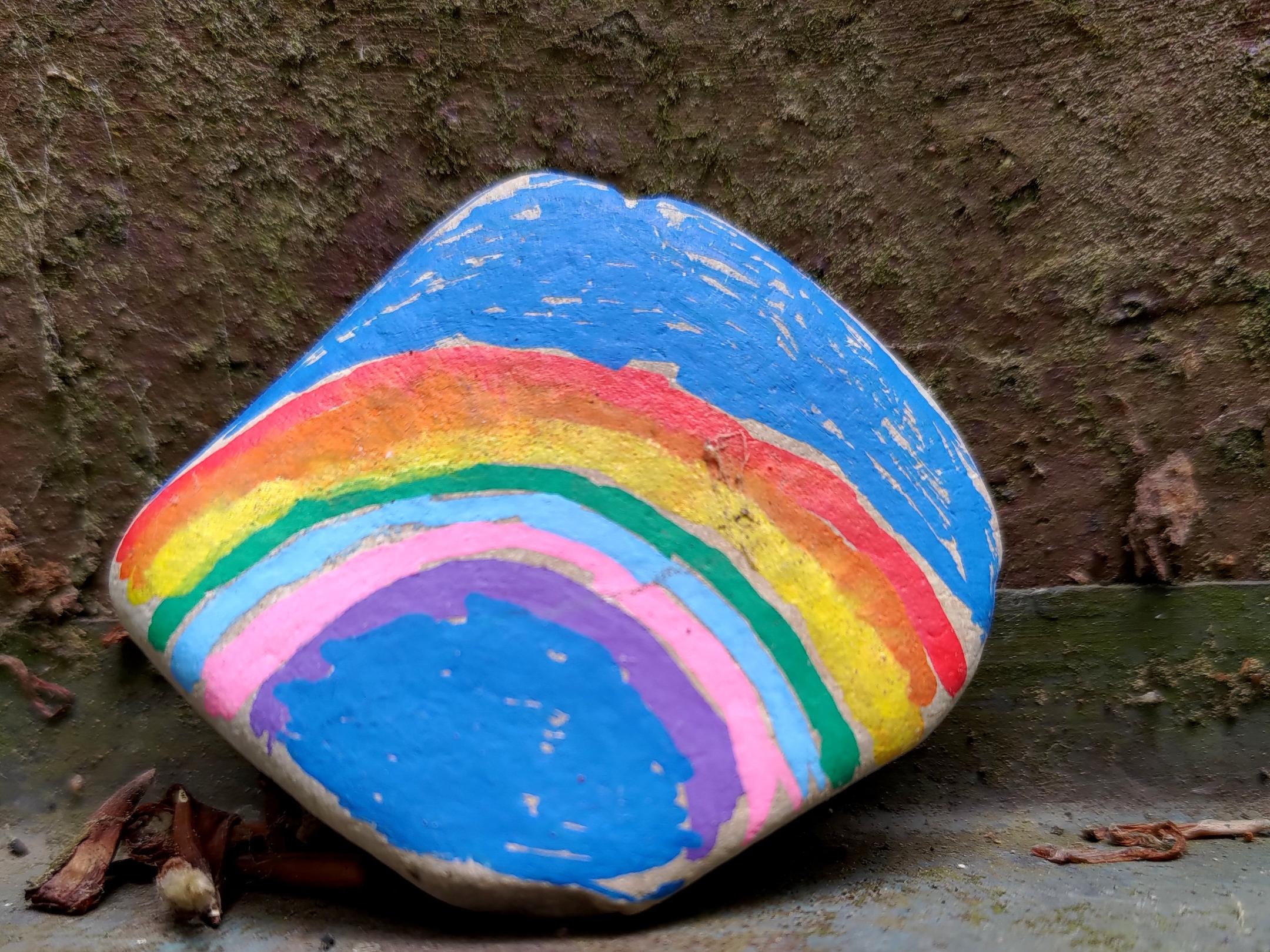 Ein Stein mit einem Regenbogen gemalt (c) Christian Schmitt In: Pfarrbriefservice.de Ein Stein mit einem Regenbogen gemalt
