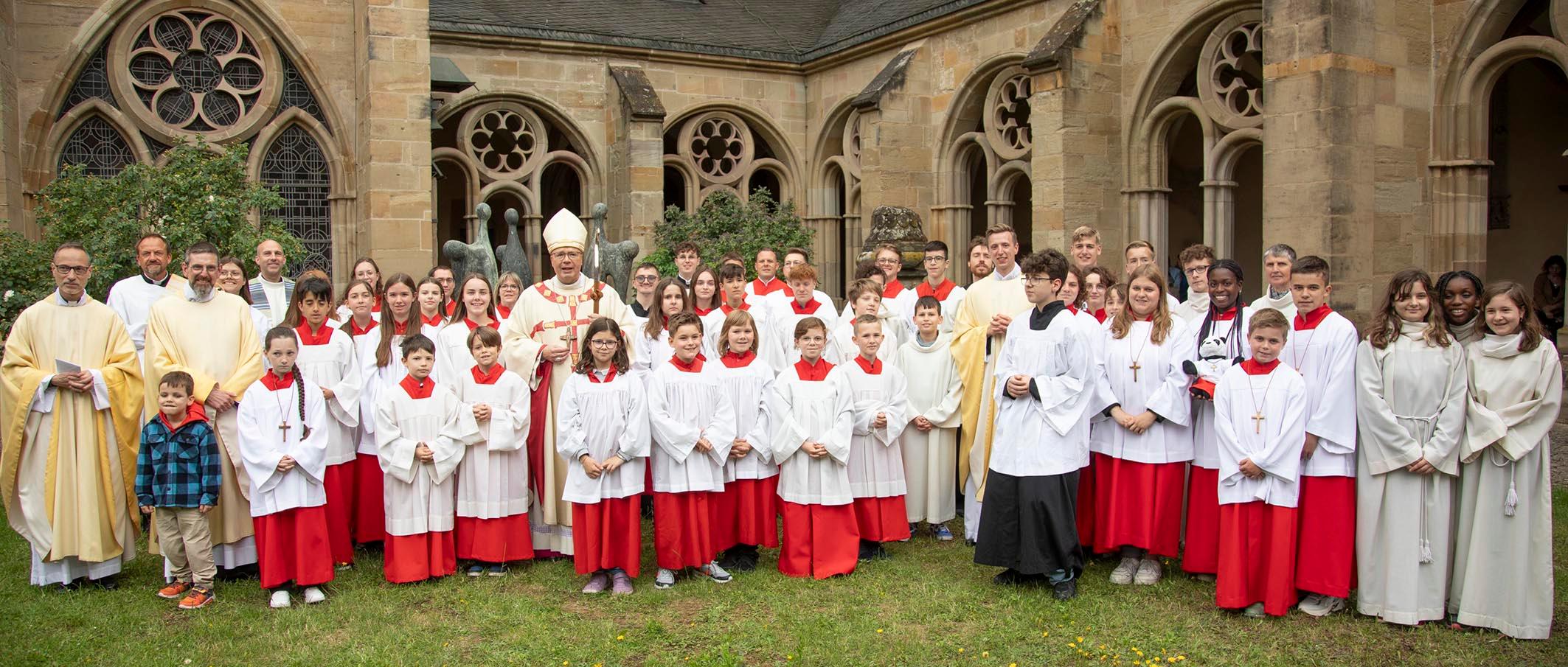 Priesterweihe Antonio Jagodin - Foto mit Antonio, Bischof und allen Messdienern (c) Helmut Thewalt Priesterweihe Antonio Jagodin - Foto mit Antonio, Bischof und allen Messdienern