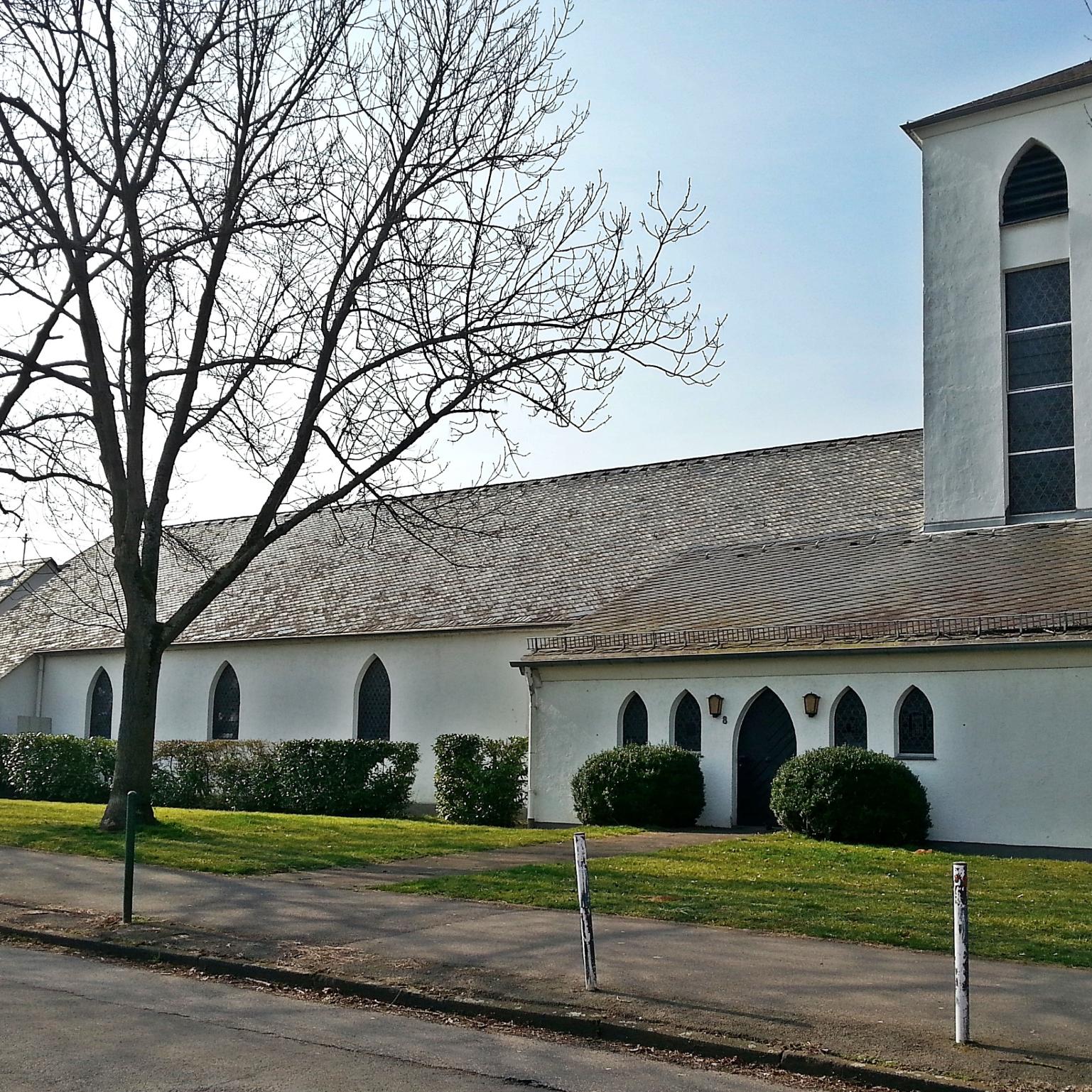 Kirche St. Beatus Koblenz-Karthause (c) Andrea Maßfeller seitliche Ansicht der Kirche St. Beatus von außen von der Straße Finkenherd aus