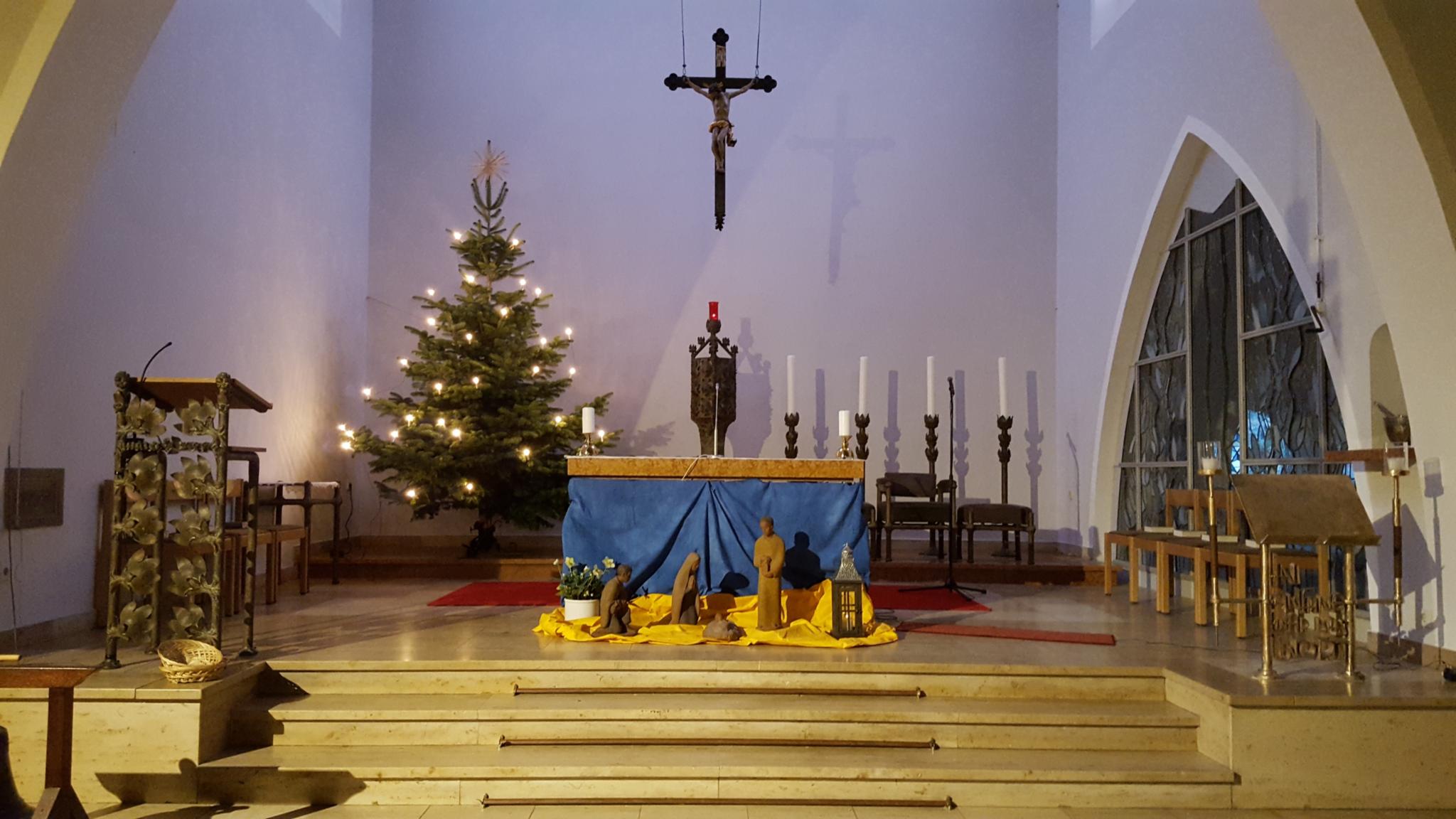 Innenansicht der Kirche St. Beatus, Altarraum, mit Weihnachtsbaum