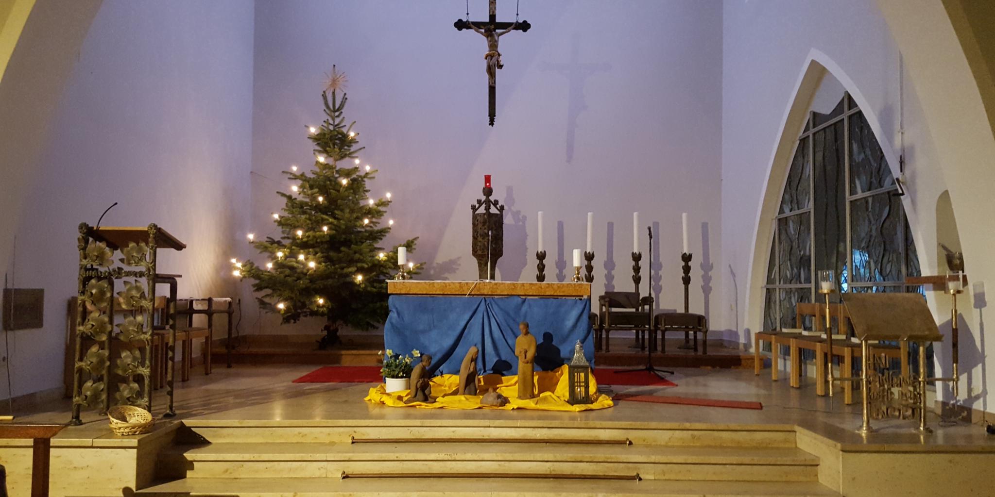 Innenansicht der Kirche St. Beatus, Altarraum, mit Weihnachtsbaum