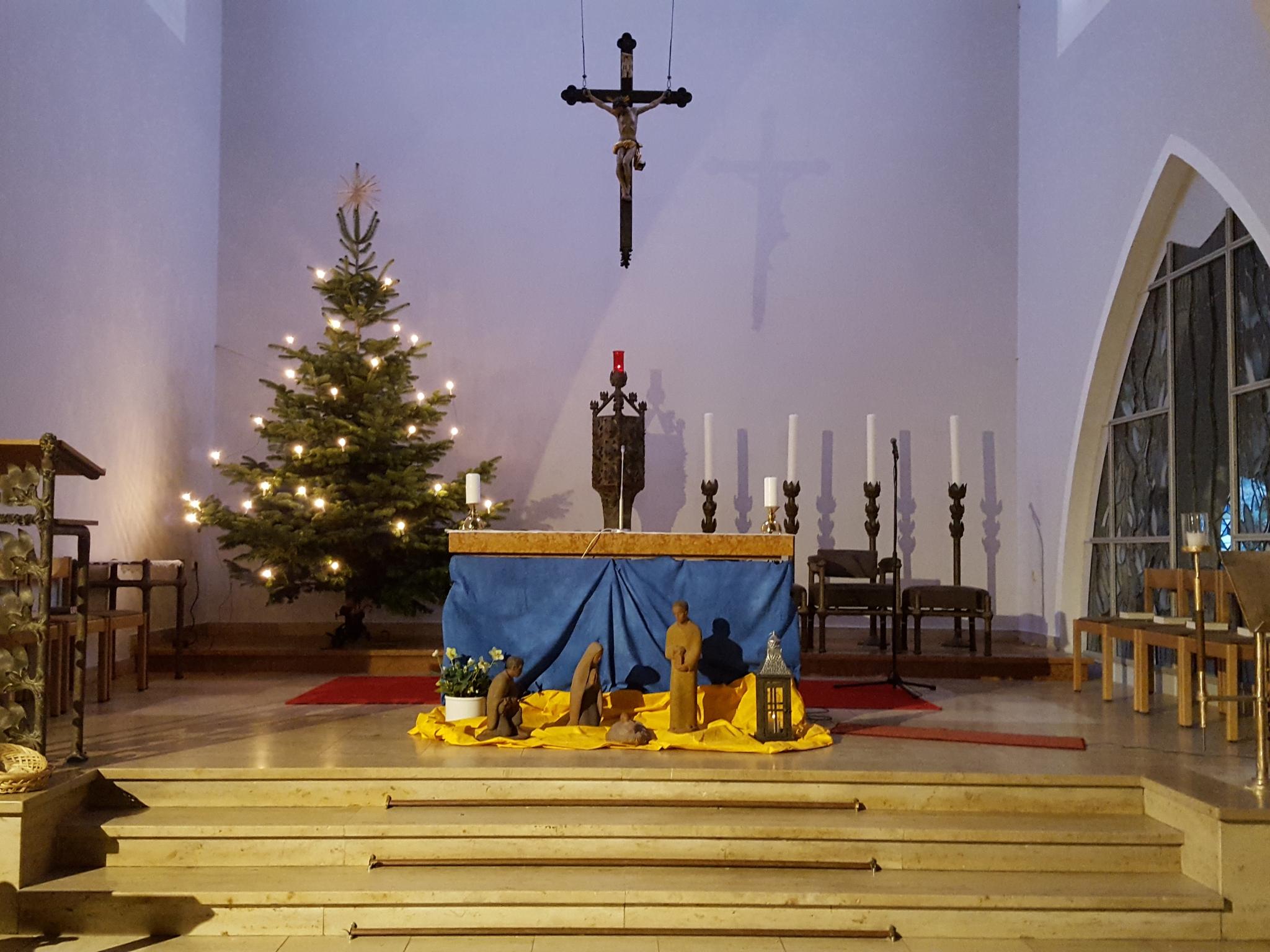 Innenansicht der Kirche St. Beatus, Altarraum, mit Weihnachtsbaum