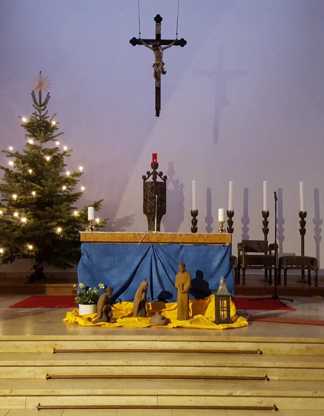 Innenansicht der Kirche St. Beatus, Altarraum, mit Weihnachtsbaum