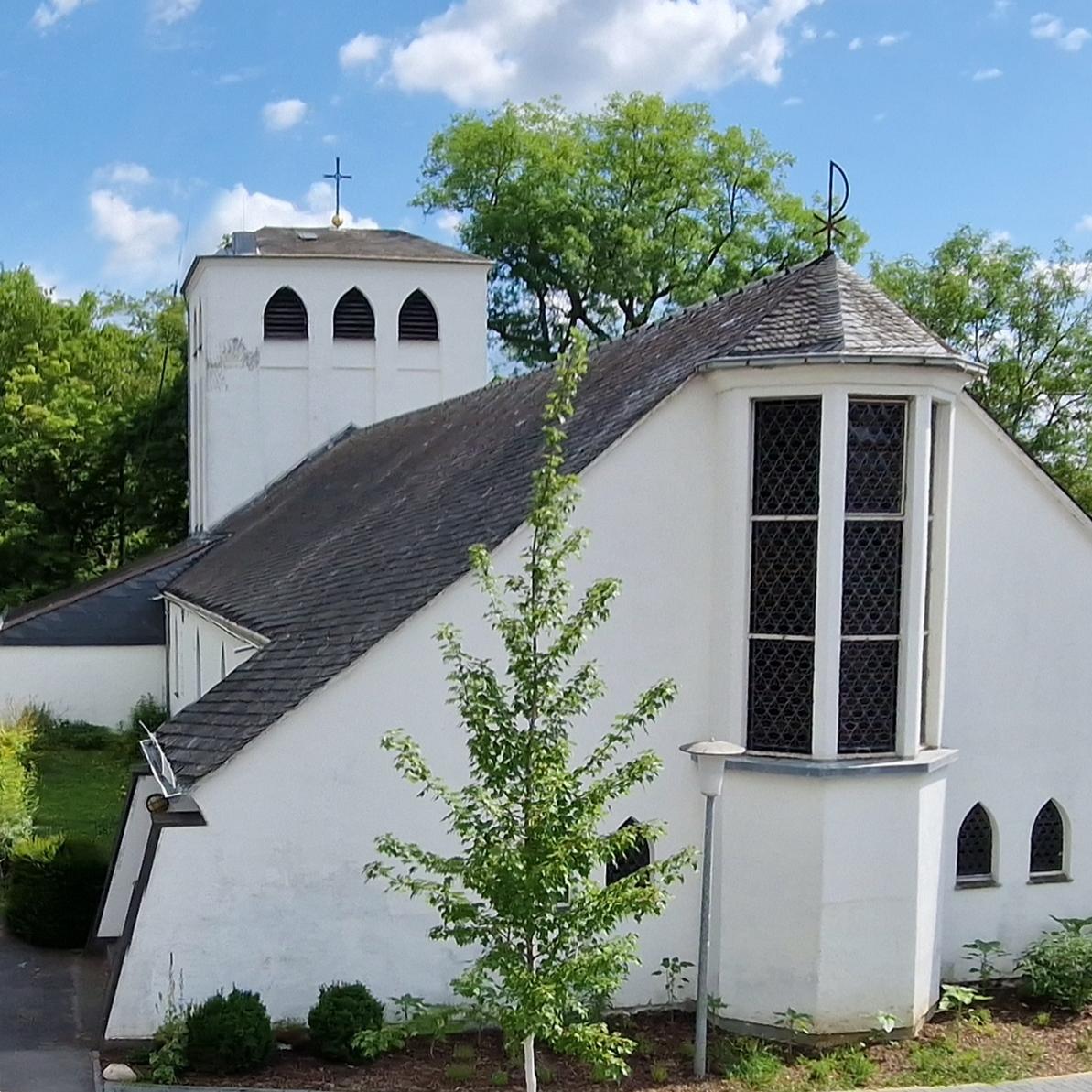 Blick auf die Kirche St. Beatus von der Kopfseite