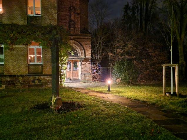 Teilansicht Pfarrhaus Moselweiß im Dunkeln mit Weihnachtsbeleuchtung (c) Andrea Maßfeller Teilansicht Pfarrhaus Moselweiß im Dunkeln mit Weihnachtsbeleuchtung