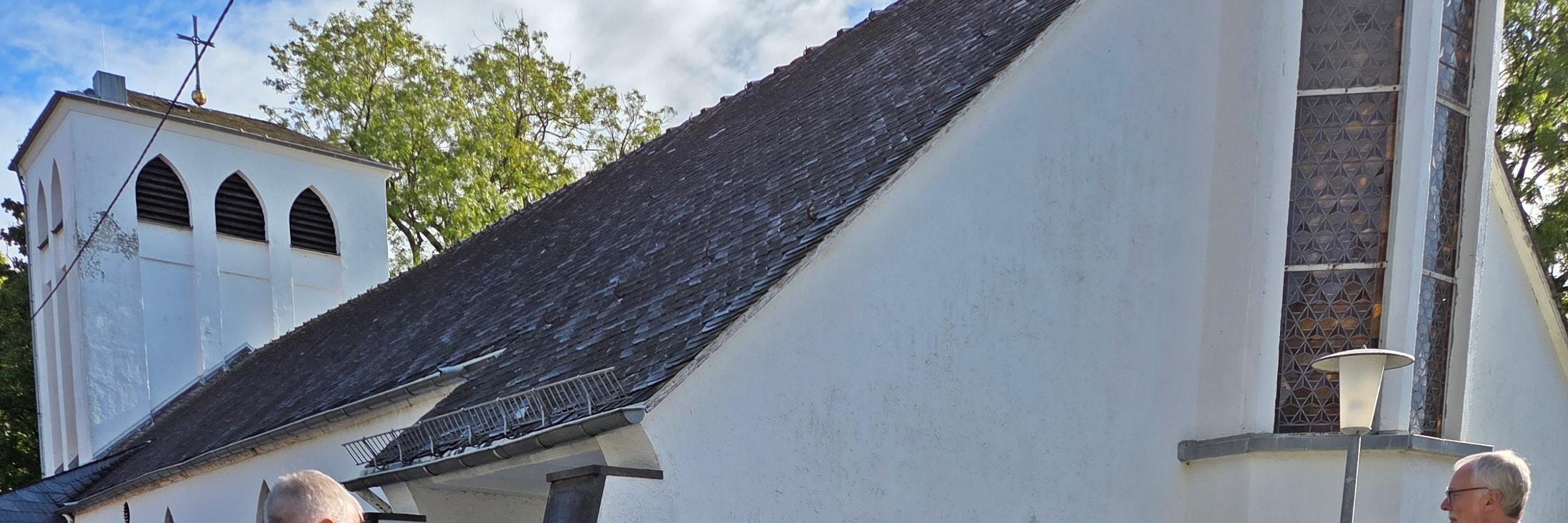 mehrere Frauen und Männer stehen im Kreis zu einer Andacht, im Hintergrund eine Kirche (c) Marione Bauer mehrere Frauen und Männer stehen im Kreis zu einer Andacht, im Hintergrund eine Kirche
