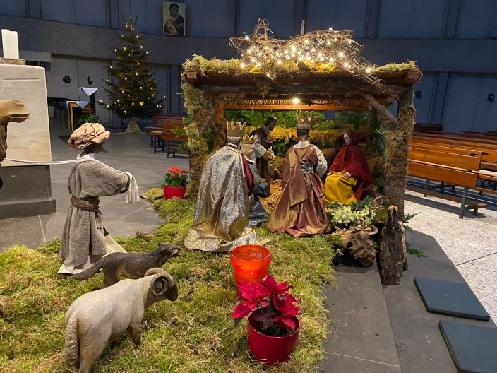 Bild einer Krippe mit wenigen großen Figuren