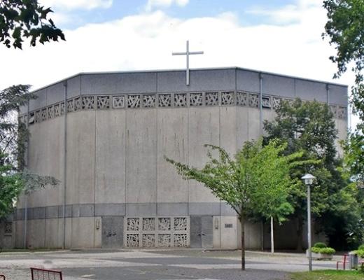 Ansicht der sechseckigen Kirche von außen