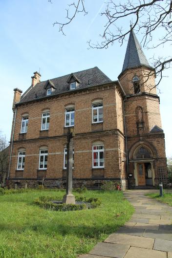 Pfarrhaus St. Laurentius Koblenz-Moselweiß von außen, verklinkertes hohes