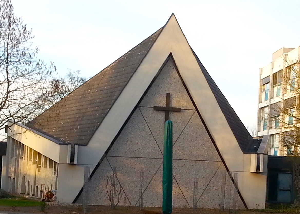 Außenansicht auf die Kapelle St. Bruno der DeHaye'schen Stiftung, außergewöhnlichist die dreieckige Form (c) Andrea Maßfeller für Pfarrei Koblenz St. Aposteln Außenansicht auf die Kapelle St. Bruno der DeHaye'schen Stiftung, außergewöhnlichist die dreieckige Form