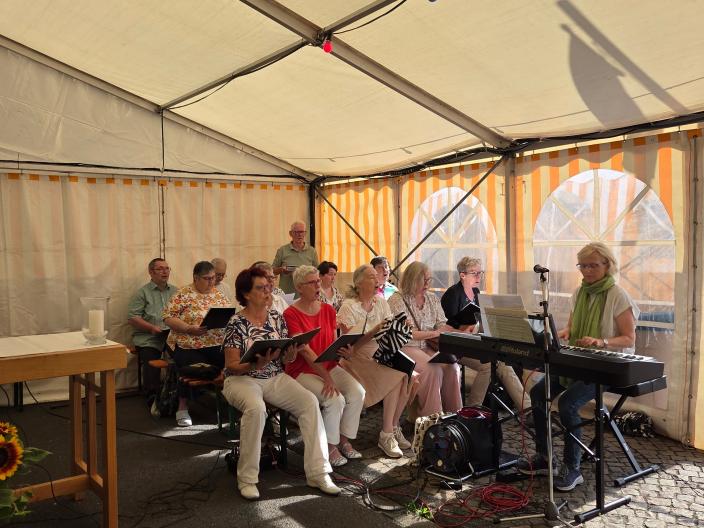 Mitglieder und Chorleiterin des Kirchenchores St. Beatus im Festzelt beim Kirmesgottesdienst