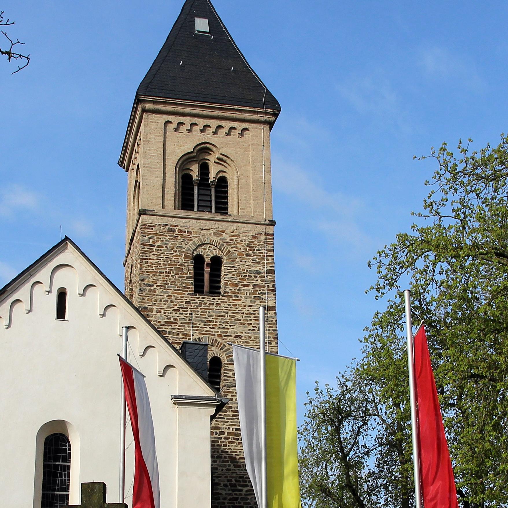 Kirche St. Laurentius von außen Blick Rückseite mit Sakristei, davor Fahnen