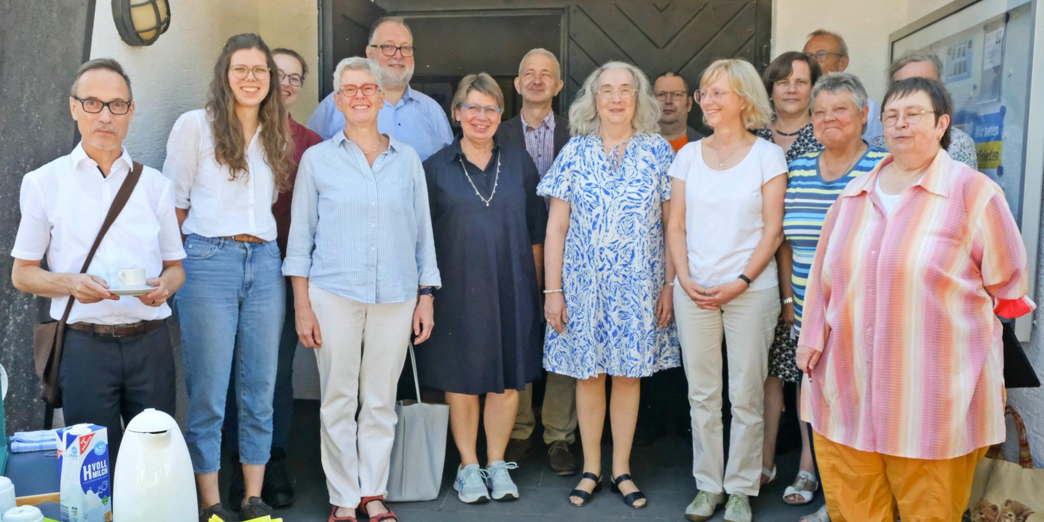 Die Mitglieder des Kirchenchors im Eingangsbereich der Kirche St. Beatus