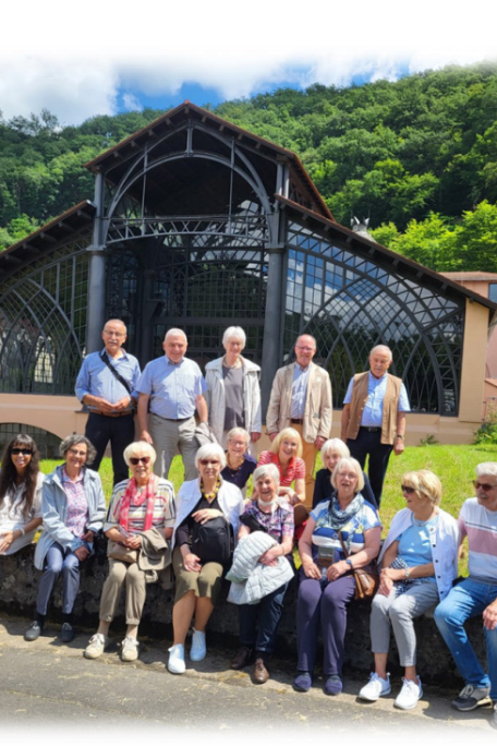 Gruppenfoto des Kirchenchors bei einem Ausflug, im Hintergrund die Sayner Hütte