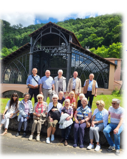 Gruppenfoto des Kirchenchors bei einem Ausflug, im Hintergrund die Sayner Hütte