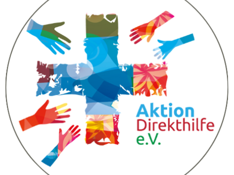 in der Mitte ein buntes Kreuz, kreisförmig drumherum sind fünf zum Kreuz ausgestreckte Hände, außerdem der Schriftzug