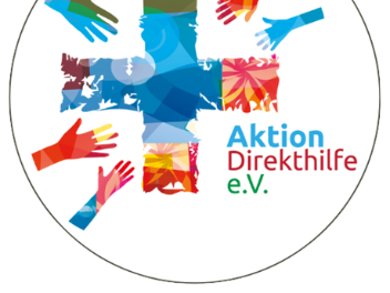 in der Mitte ein buntes Kreuz, kreisförmig drumherum sind fünf zum Kreuz ausgestreckte Hände, außerdem der Schriftzug