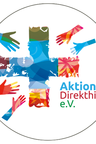 in der Mitte ein buntes Kreuz, kreisförmig drumherum sind fünf zum Kreuz ausgestreckte Hände, außerdem der Schriftzug