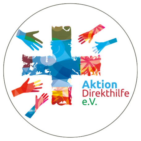 in der Mitte ein buntes Kreuz, kreisförmig drumherum sind fünf zum Kreuz ausgestreckte Hände, außerdem der Schriftzug