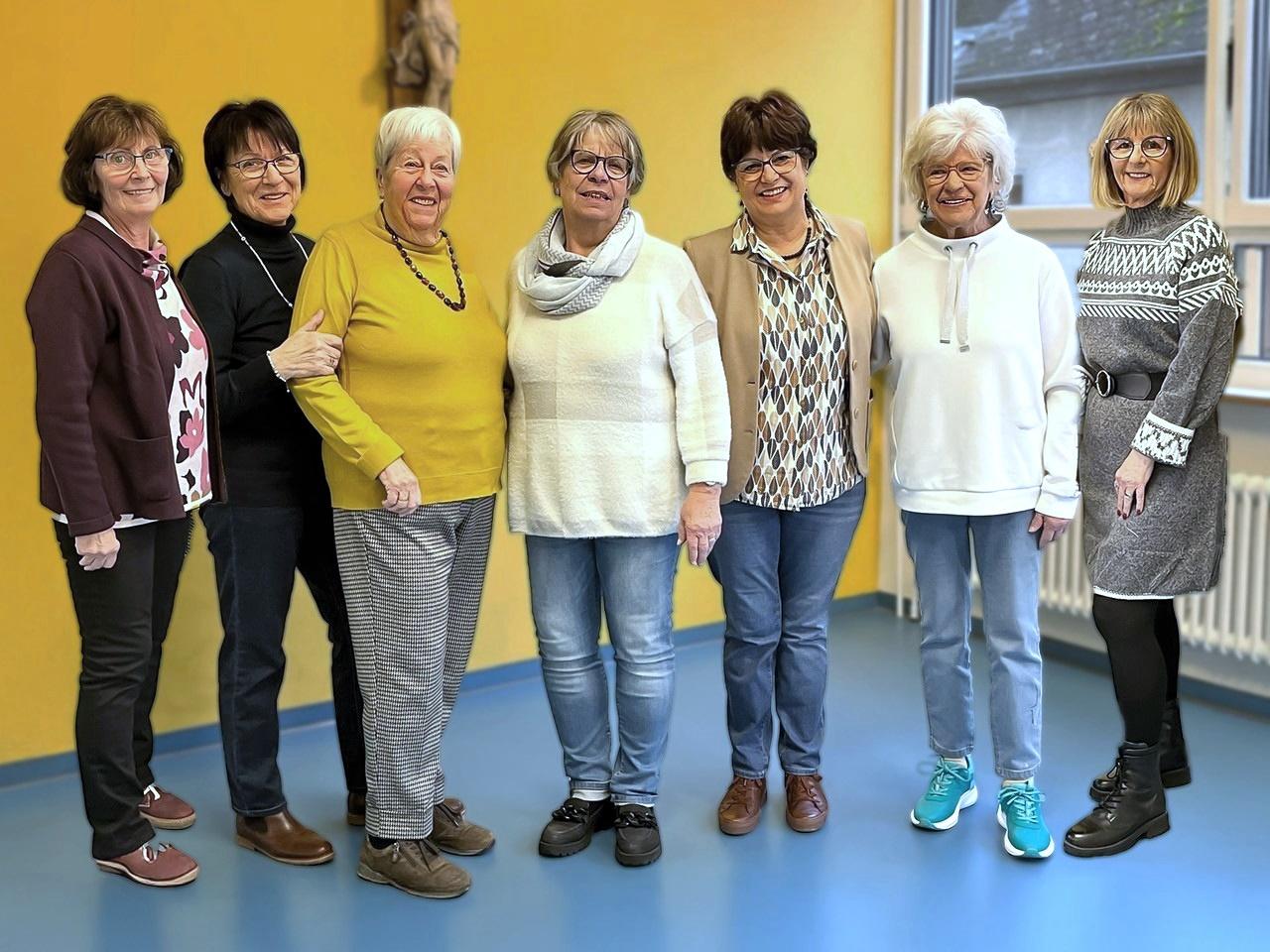 auf dem Foto sind die fünf Damen des Leitungsteams kfd St. Elisabeth Koblenz zu sehen, Auf dem Foto von links nach rechts: Marlies Schupp, Gerda Blau, Christa Vitten ( Altvorstand) Waltraud Scheer, Angelika Essig, Margit Weber, Uschi Lange