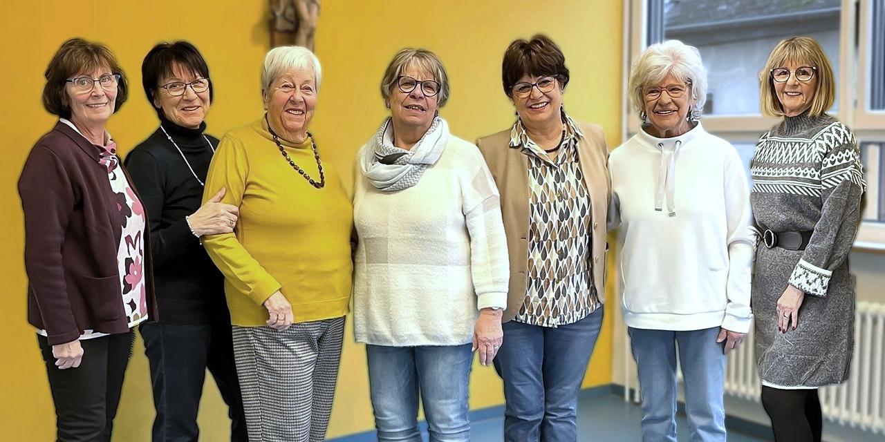 auf dem Foto sind die fünf Damen des Leitungsteams kfd St. Elisabeth Koblenz zu sehen, Auf dem Foto von links nach rechts: Marlies Schupp, Gerda Blau, Christa Vitten ( Altvorstand) Waltraud Scheer, Angelika Essig, Margit Weber, Uschi Lange