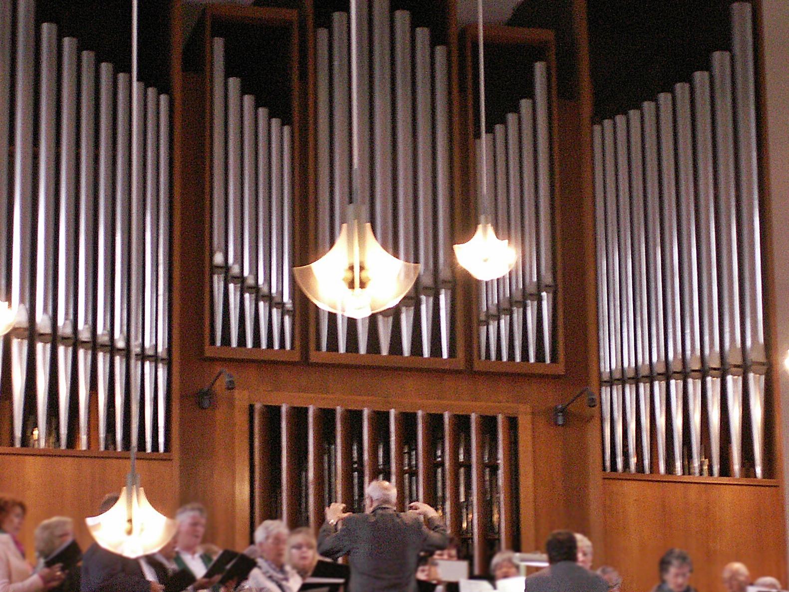 Foto der Orgel der Kirche St. Elisabeth Koblenz davor steht ein Dirigent