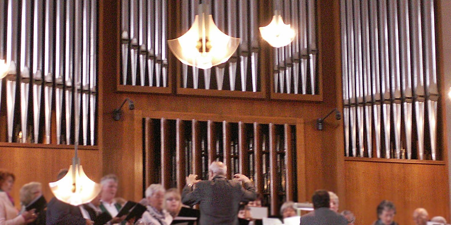 Foto der Orgel der Kirche St. Elisabeth Koblenz davor steht ein Dirigent