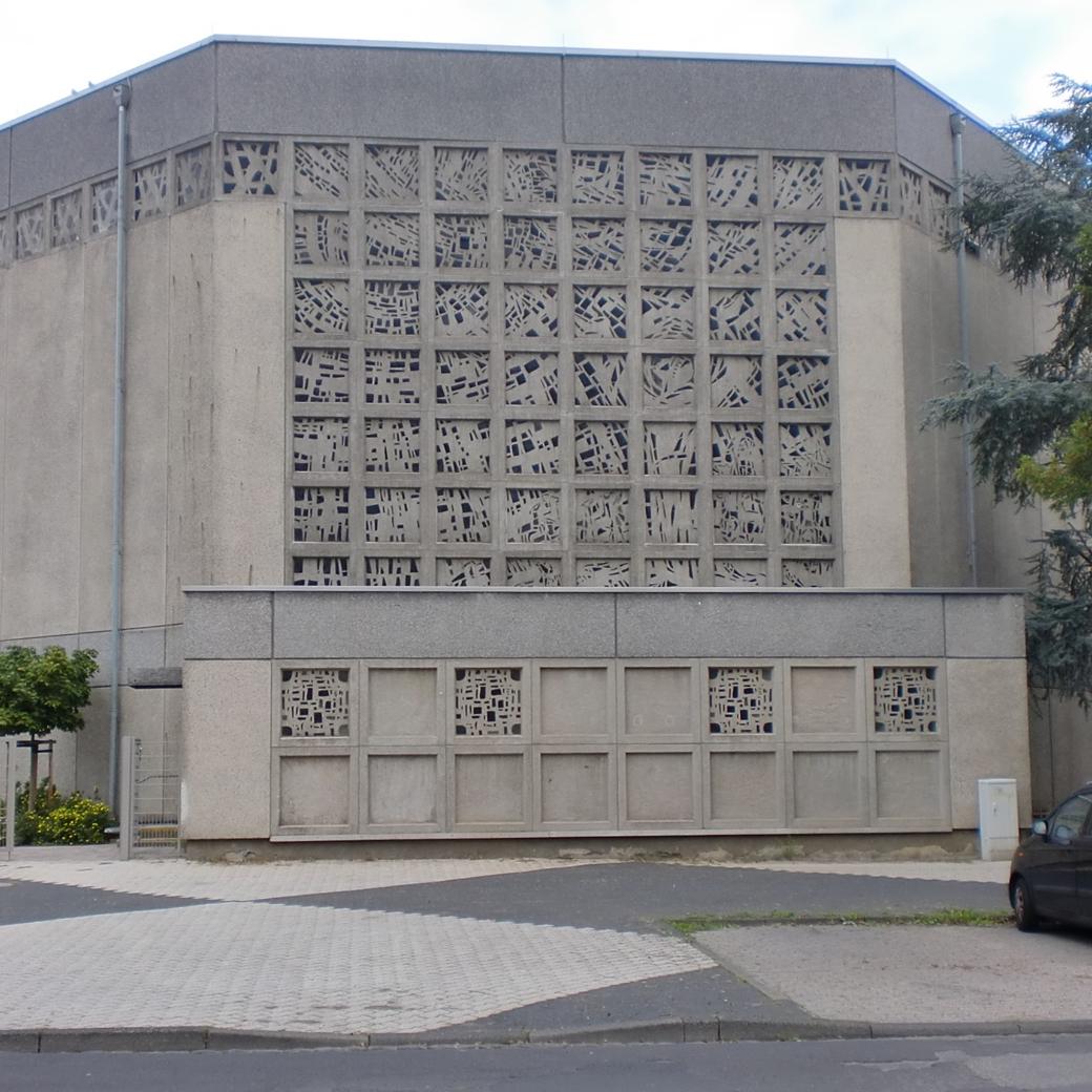 St. Franziskus Koblenz Rückseite Tür zum Feierhof (c) Andrea Maßfeller Blick von außen auf die Kirche St. Franziskus Rückseite mit Tür zum Feierhof