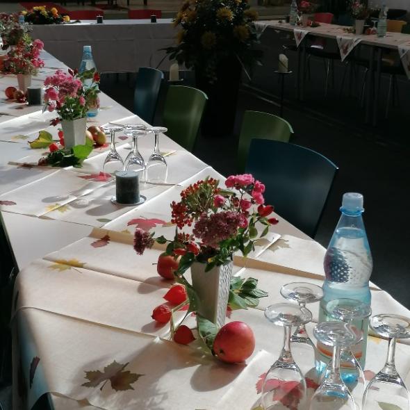 festlich gedeckte Tafel in der Kirche