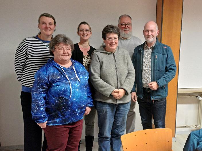 Zu sehen sind die 4 Frauen und zwei Männer, die für ein Gruppenfoto zusammenstehen